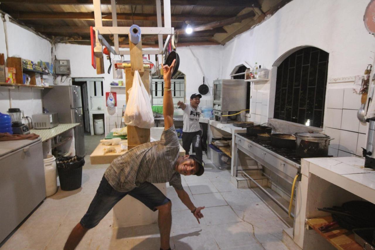 Kamala Surf & Backpacker Hostel Montañita エクステリア 写真