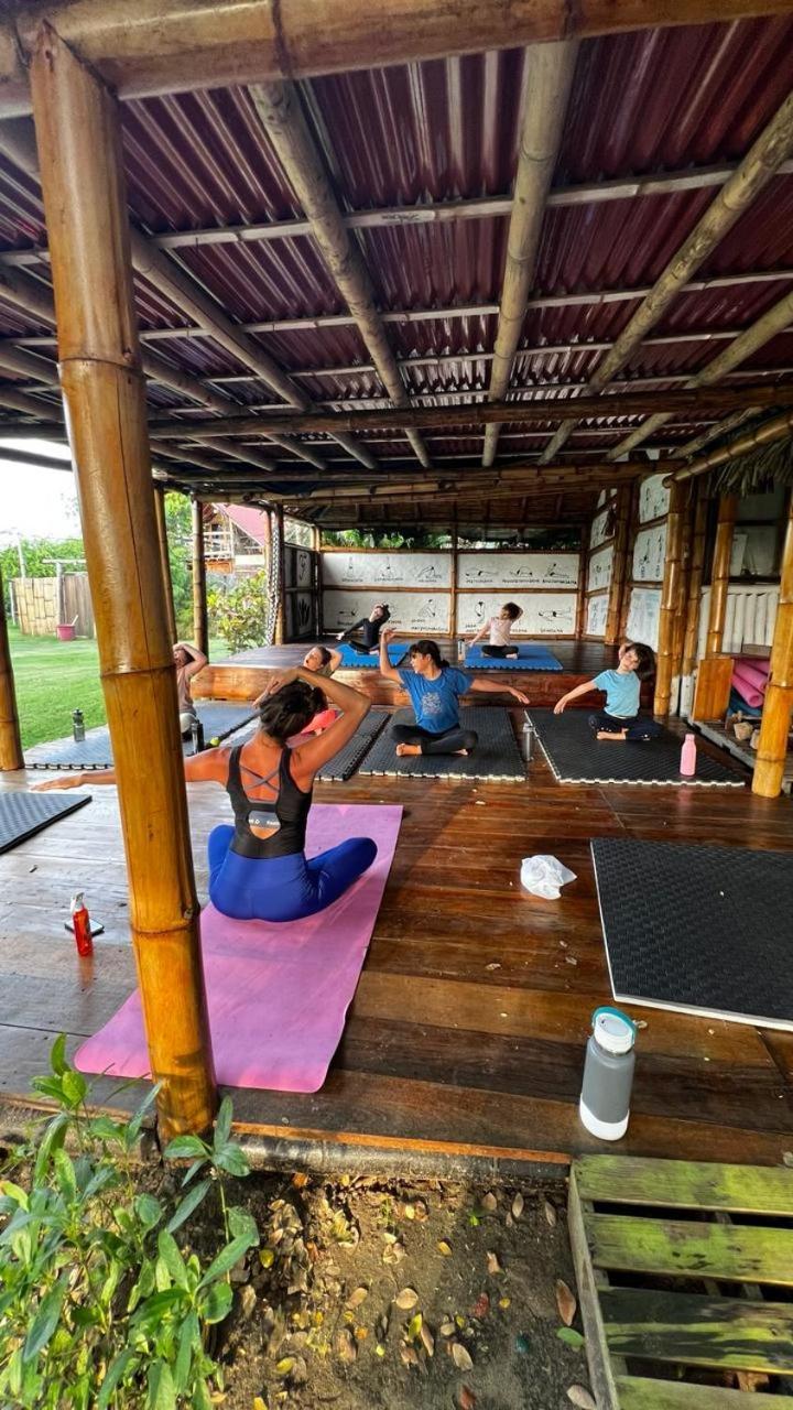 Kamala Surf & Backpacker Hostel Montañita エクステリア 写真
