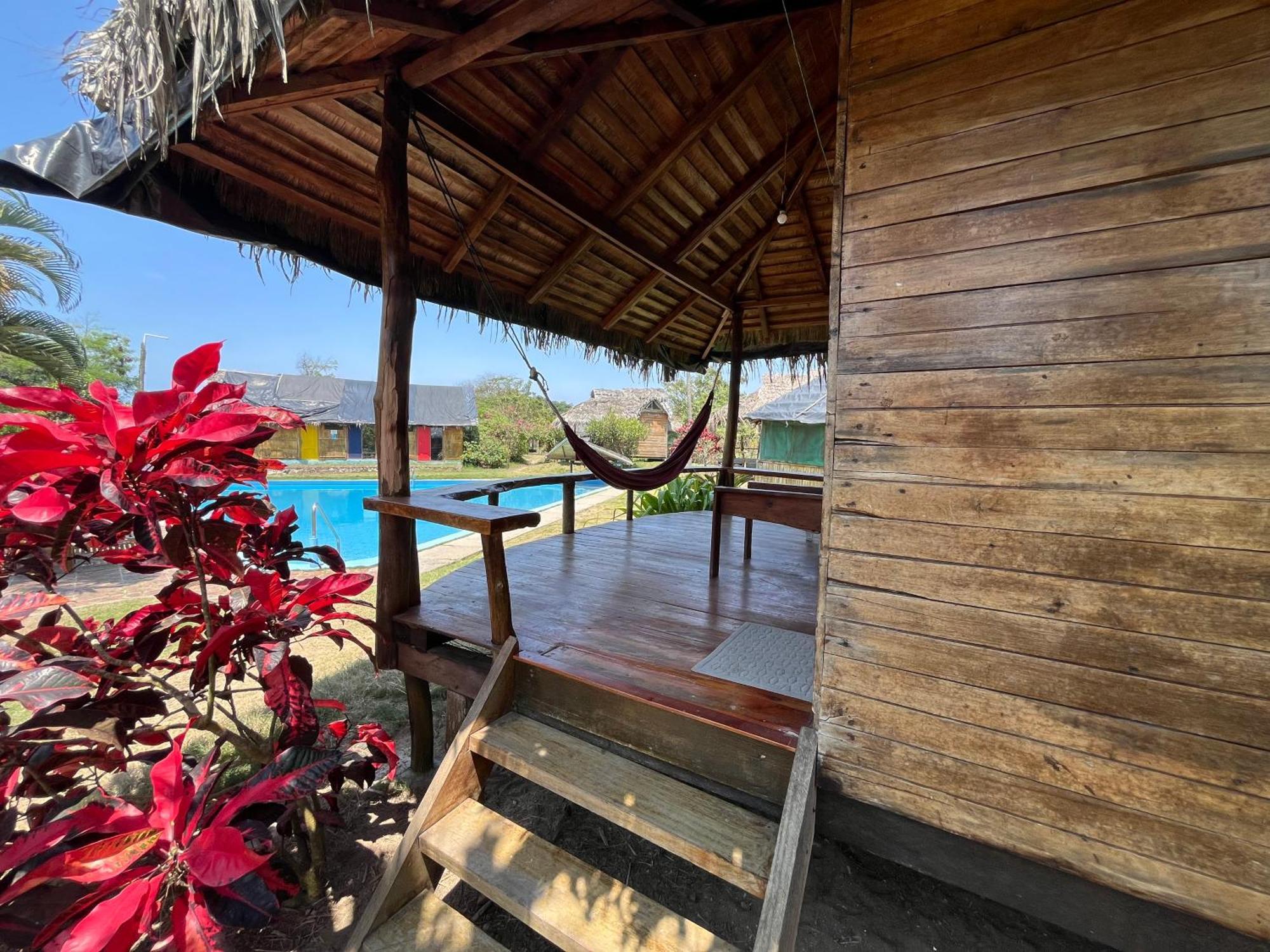 Kamala Surf & Backpacker Hostel Montañita エクステリア 写真