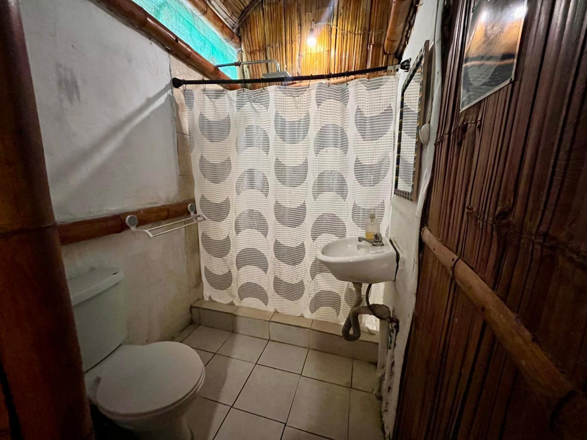 Kamala Surf & Backpacker Hostel Montañita エクステリア 写真