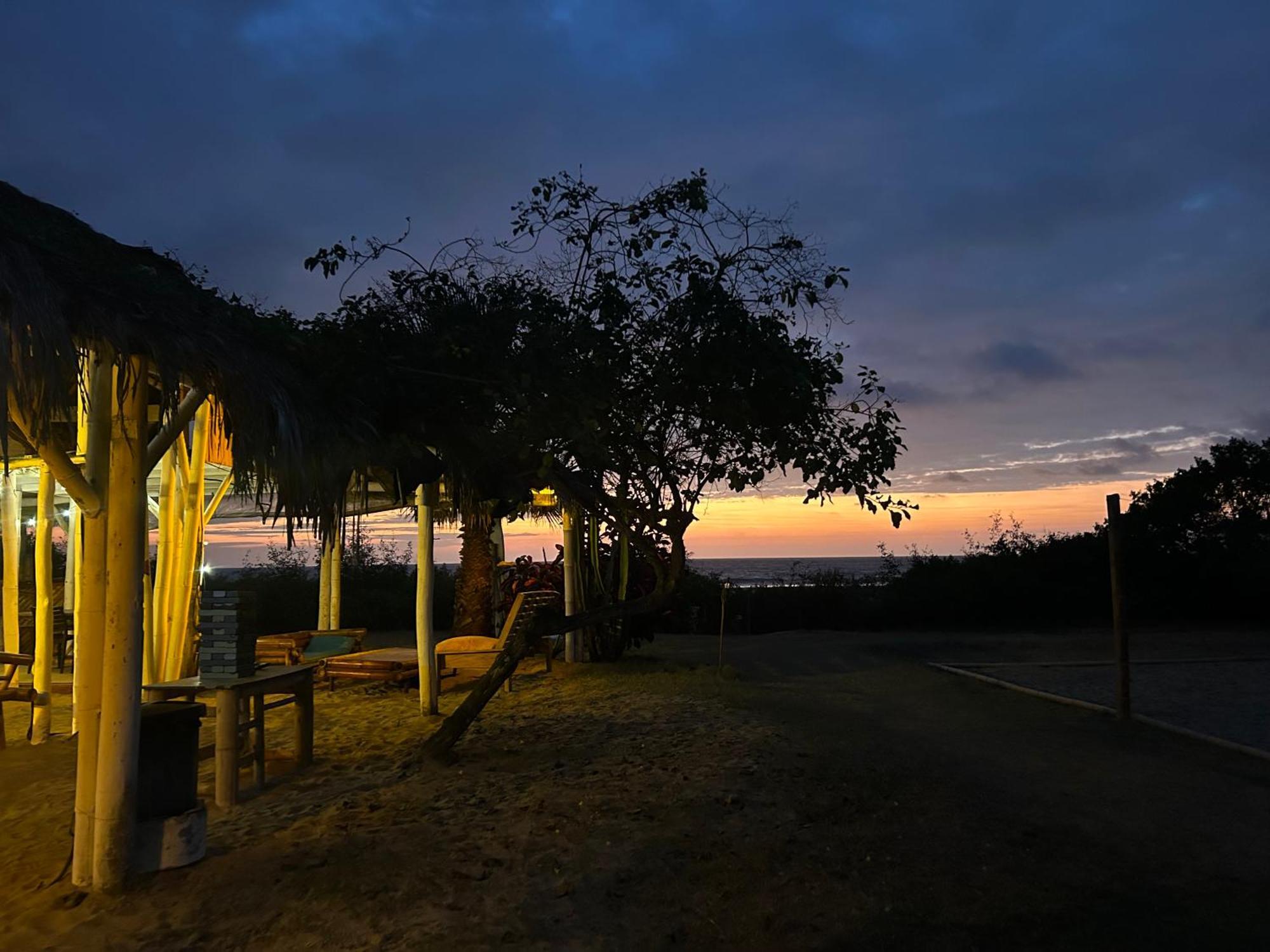 Kamala Surf & Backpacker Hostel Montañita エクステリア 写真